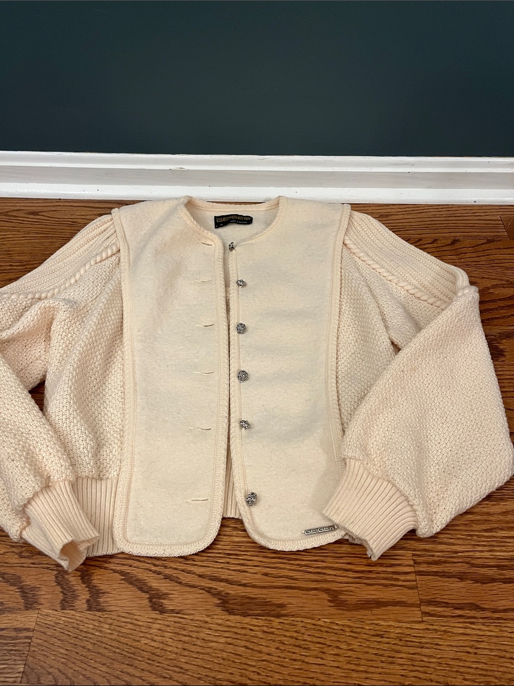 Authentic vintage Geiger of Austria 100% Pure New Wool cardigan EU44/US M